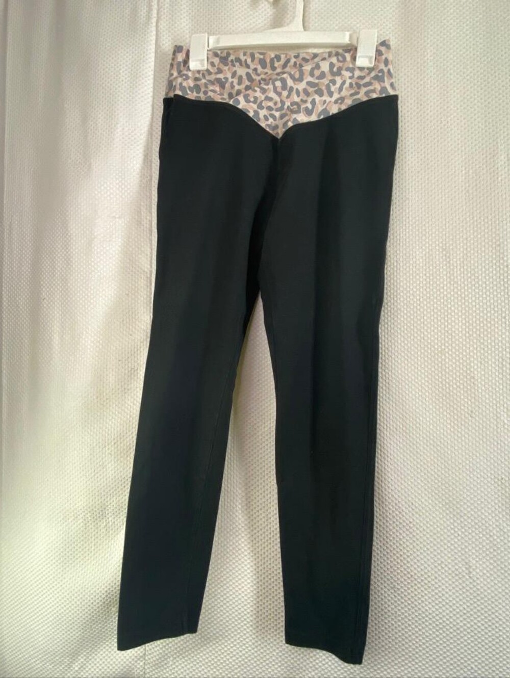 PINK Victoria's Secret Black V-Crossover Leggings Leopard Waist Size L
